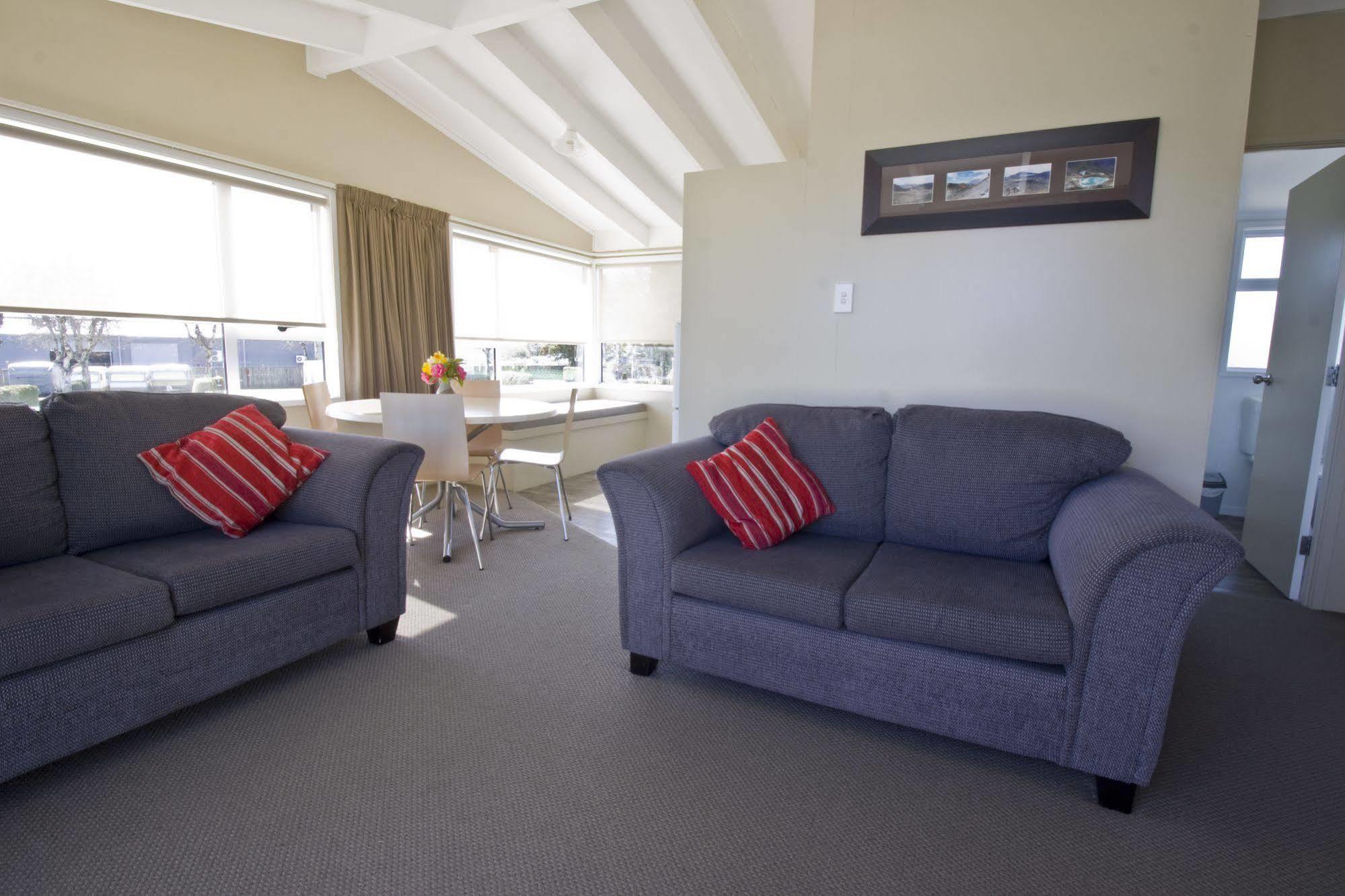 Taupo Top 10 Holiday Park Экстерьер фото