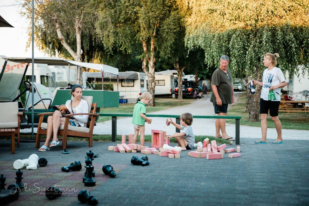 Taupo Top 10 Holiday Park Экстерьер фото